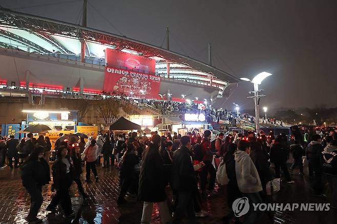 싱가포르전 보러 모인 관객들 (서울=연합뉴스) 김성민 기자 = 16일 오후 서울 마포구 서울월드컵경기장에서 열린 2026 북중미 월드컵 아시아지역 2차 예선 C조 1차전 한국과 싱가포르의 경기에 앞서 관객들이 입장을 기다리고 있다. 2023.11.16 ksm7976@yna.co.kr