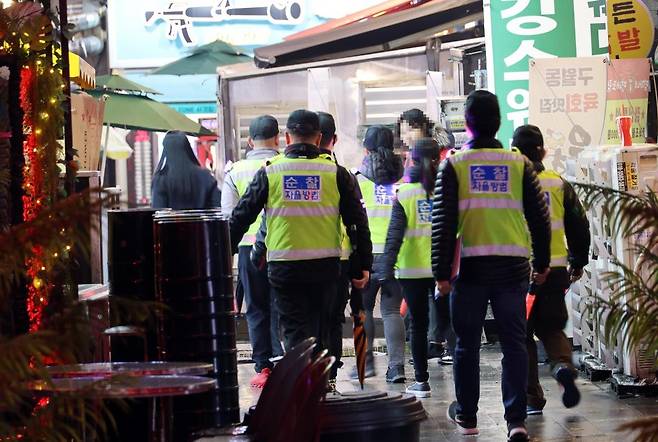 순찰하는 자율방범대원들 (인천=연합뉴스) 손현규 기자 = 2024학년도 대학수학능력시험(수능)이 끝난 16일 오후 인천시 남동구 로데오거리에서 구월3자율방범대원들이 순찰을 하고 있다. 2023.11.16