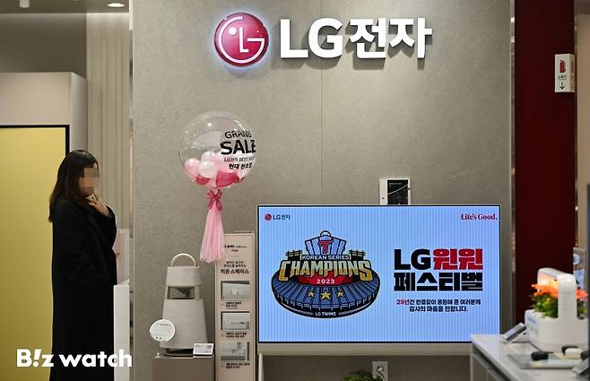 프로야구 LG트윈스가 29년 만에 한국시리즈 우승을 하면서 LG그룹이 이를 기념해 일부 가전을 29% 할인하는 등 다양한 이벤트를 개최한다. 사진은 17일 세일을 앞둔 LG전자 매장 모습./사진=이명근 기자 qwe123@