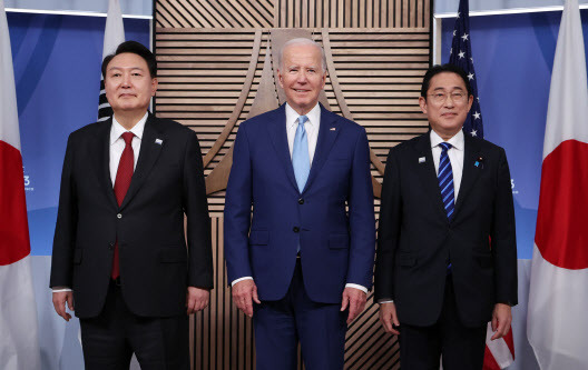 아시아태평양경제협력체(APEC) 정상회의 참석차 미국을 방문 중인 윤석열 대통령이 16일(현지시간) 미국 샌프란시스코 모스코니센터에서 열린 한미일 정상 회동에서 조 바이든 미국 대통령, 기시다 후미오 일본 총리와 기념촬영을 하고 있다. (사진=연합뉴스)