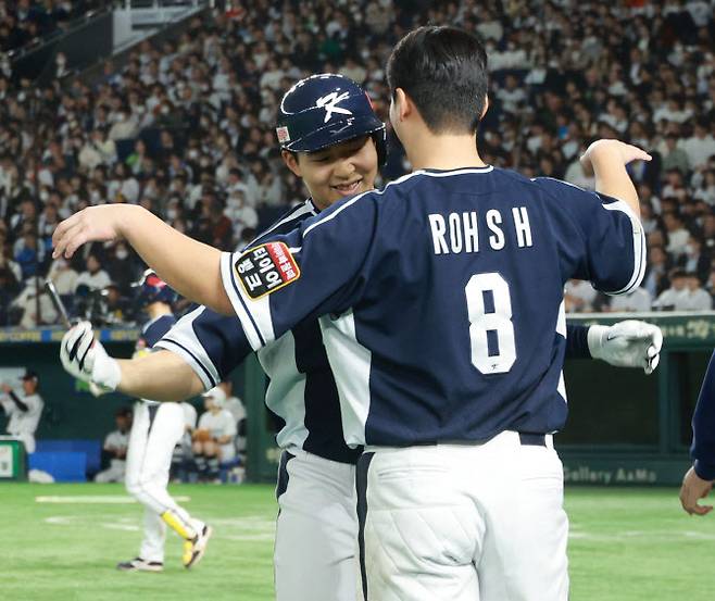 17일 일본 도쿄돔에서 열린 아시아프로야구챔피언십(APBC) 예선 2차전 대한민국과 일본의 경기. 9회초 2사에서 솔로 홈런을 친 김휘집이 노시환과 포옹하고 있다. 사진=연합뉴스