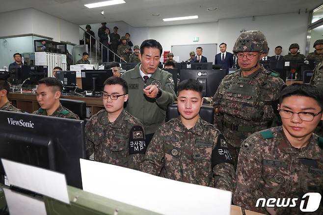 신원식 국방부장관이 근무 중인 장병들을 격려하고 있다.  (국방부 제공) 2023.10.9/뉴스1