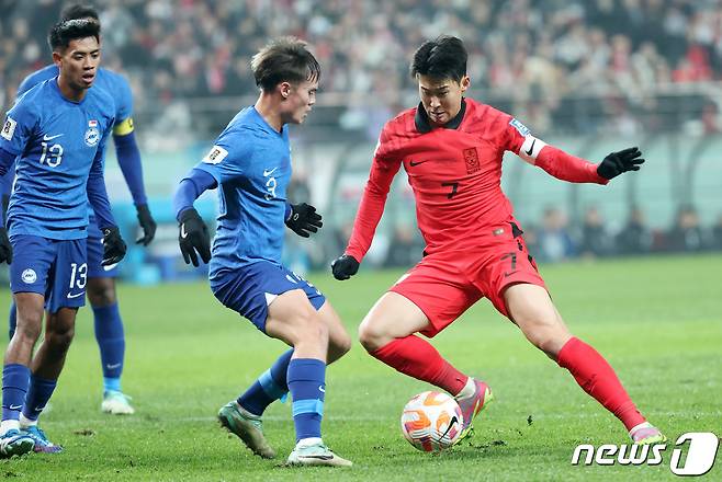 대한민국 축구대표팀 손흥민이 16일 서울 마포구 서울월드컵경기장에서 열린 2026 FIFA 북중미 월드컵 아시아 지역 2차 예선 C조 조별리그 대한민국과 싱가포르의 경기에서 돌파하고 있다. 2023.11.16/뉴스1 ⓒ News1 김성진 기자