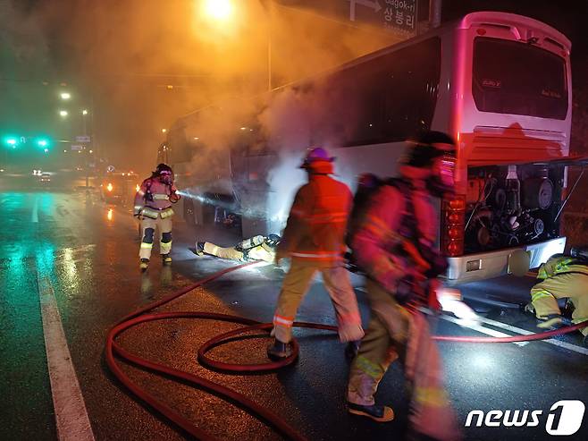 16일 오후 6시18분쯤 전남 여수시 소라면 죽림리 한 도로를 달리던 관광버스에서 불이 나 소방당국이 수습을 하고 있다.(여수소방서 제공)2023.11.17/뉴스1