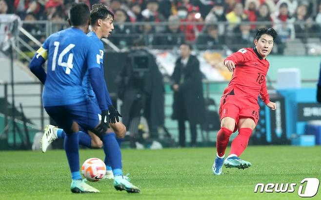 대한민국 축구대표팀 이강인이 16일 서울 마포구 서울월드컵경기장에서 열린 2026 FIFA 북중미 월드컵 아시아 지역 2차 예선 C조 조별리그 대한민국과 싱가포르의 경기에서 패스를 하고 있다. 2023.11.16/뉴스1 ⓒ News1 김성진 기자