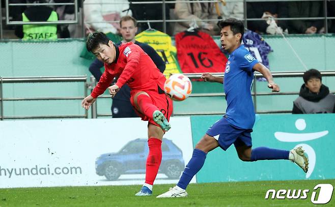 대한민국 축구대표팀 이강인이 16일 서울 마포구 서울월드컵경기장에서 열린 2026 FIFA 북중미 월드컵 아시아 지역 2차 예선 C조 조별리그 대한민국과 싱가포르의 경기에서 크로스를 올리고 있다. 2023.11.16/뉴스1 ⓒ News1 김성진 기자