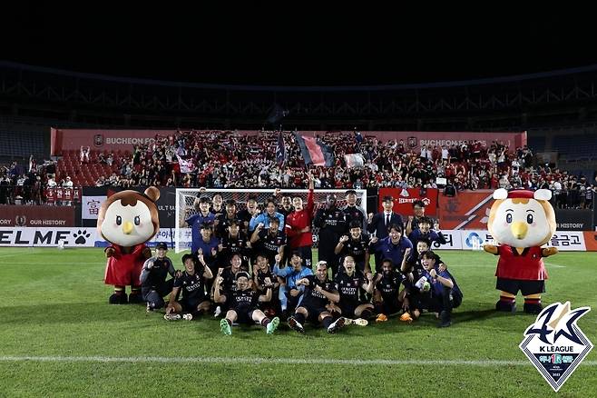 부천 선수단과 팬들(한국프로축구연맹 제공)