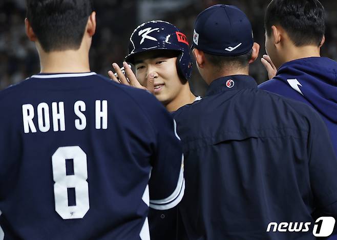 17일 오후 일본 도쿄돔에서 열린 '2023 아시아프로야구챔피언십(APBC)' 대한민국과 일본의 경기 9회초 2사 주자없는 상황, 솔로포를 친 대한민국 김휘집이 동료 선수들의 축하를 받고 있다. 2023.11.17/뉴스1 ⓒ News1 이재명 기자