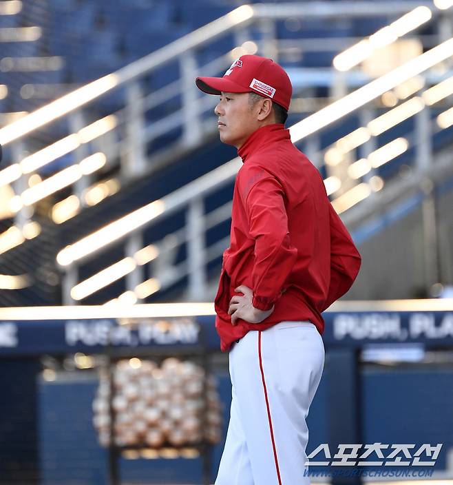2023 KBO 준플레이오프 3차전 NC 다이노스와 SSG 랜더스의 경기가 25일 창원NC파크에서 열린다.  SSG 김원형 감독이 훈련을 지켜보고 있다. 창원=박재만 기자pjm@sportschosun.com/2023.10.25/