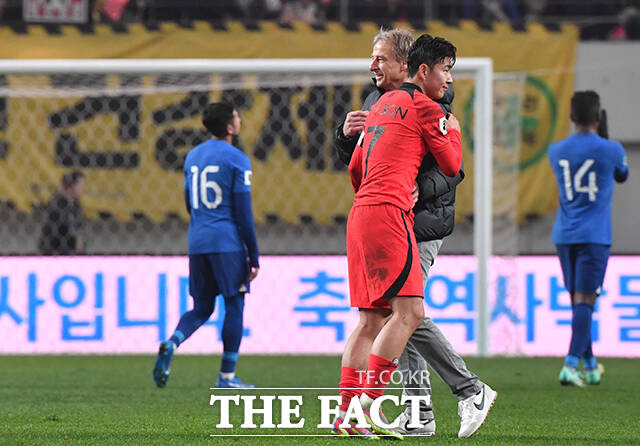 5-0 완승을 거둔 후 포옹하고 있는 '캡틴' 손흥민(왼쪽)과 클린스만 감독./서울월드컵경기장=박헌우 기자