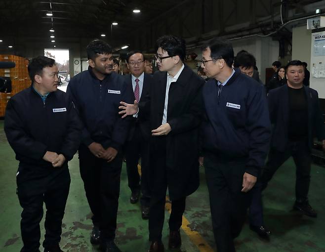 한동훈 법무부 장관이 17일 대구 달성군 달성산업단지를 방문해 관계자들과 대화하고 있다./법무부