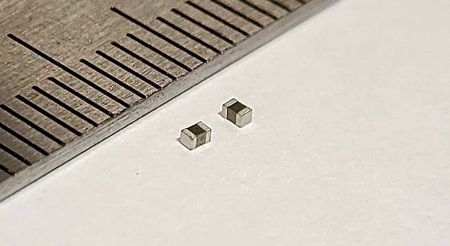 삼성전기의 1005(가로 1.0mm, 세로 0.5mm) MLCC 제품./삼성전기 제공