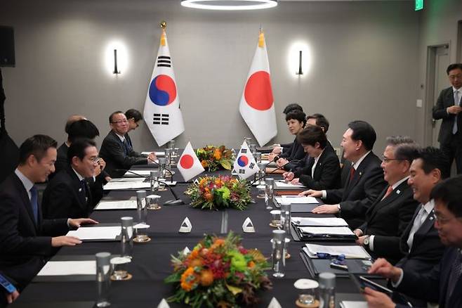 아시아태평양경제협력체(APEC) 정상회의 참석차 미국을 방문한 윤석열 대통령이 16일(현지시간) 미국 샌프란시스코 한 호텔에서 기시다 후미오 일본 총리와 한일 정상회담을 하고 있다. ⓒ대통령