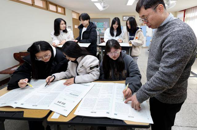 17일 대구 수성구 정화여자고등학교 3학년 교실에서 수험생들이 대학수학능력시험 가채점을 하고 있다. 뉴시스