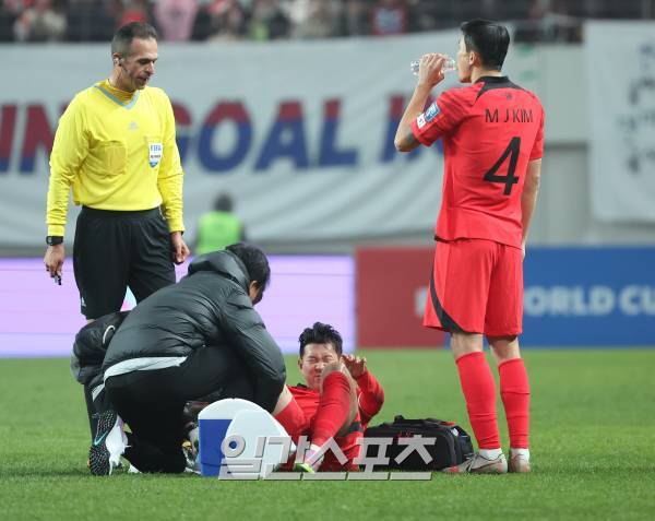 손흥민이 16일 오후 서울 상암동 서울월드컵경기장에서 열린 2026 북중미 월드컵 아시아지역 2차 예선 대한민국과 싱가포르의 경기에서 상대의 파울에 쓰러져 괴로워하고 있다. 상암=김민규 기자 mgkim1@edaily.co.kr /2023.11.16/