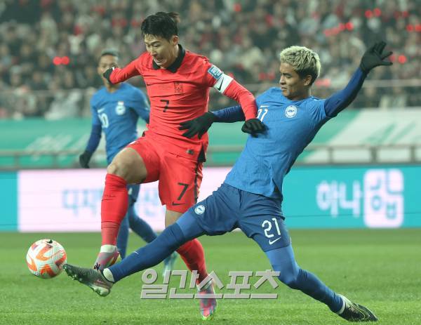 손흥민이 16일 오후 서울 상암동 서울월드컵경기장에서 열린 2026 북중미 월드컵 아시아지역 2차 예선 대한민국과 싱가포르의 경기에서 상대 수비를 피해 드리블을 하고 있다. 상암=김민규 기자 mgkim1@edaily.co.kr /2023.11.16/