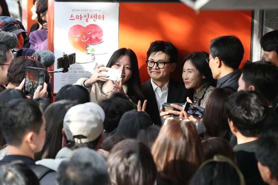 한동훈 법무부 장관이 17일 대구 수성구 스마일센터 방문 중 시민들의 요청으로 셀카를 찍고 있다. 연합뉴스