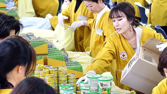 한동훈 법무부 장관의 부인 진은정 씨가 15일 오전 서울 중구 소파로 대한적십자사 서울사무소 앙리뒤낭홀에서 2023 사랑의 선물을 제작하고 있다.  사랑의 선물은 적십자 봉사원이 결연을 통해 보살펴드리고 있는 취약계층 어르신을 위해 방한용품과 생활용품 등 10종을 담아 총 3,000세트 제작하며, 아동·청소년에게는 도서상품권(3만 원권) 2,000매도 지원될 예정이다. 뉴스1