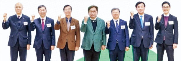 왼쪽부터 이상협 국가녹색기술연구소 소장, 정진택 그린 소사이어티 총괄위원장, 권오규 현대차 정몽구 재단 이사장, 김상협 대통령 직속 탄소중립녹색성장위원회 민간위원장, 김복철 국가과학기술연구회 이사장, 한용빈 현대자동차 부사장, 최재호 현대차 정몽구 재단 사무총장.