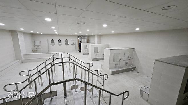 충북 영동군 영동읍 부용리 고령자 복지주택에 조성된 공동 목욕탕. 이곳은 지난 1월 조성됐지만 각종 법 문제에 막혀 현재까지도 운영되지 못하고 있다.