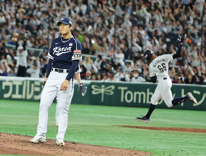 뼈아픈 실점 야구대표팀 좌완 이의리가 17일 일본 도쿄돔에서 열린 APBC 예선 일본전에 선발 등판해 4회말 솔로홈런을 허용한 뒤 아쉬워하고 있다. 도쿄 | 연합뉴스