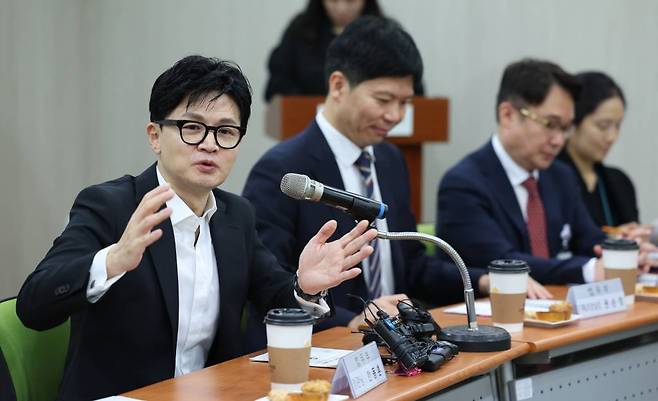 [대구=뉴시스] 이무열 기자 = 한동훈 법무부 장관이 17일 범죄피해 지원기관인 대구스마일센터를 찾아 직원들과 이야기를 나누고 있다. 2023.11.17.