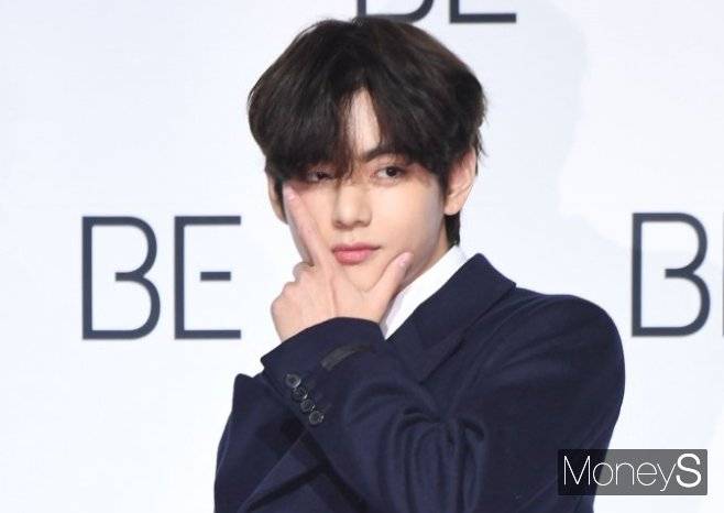 방탄소년단(BTS) 뷔(본명 김태형)의 아파트 엘리베이터까지 따라 타며 스토킹을 한 혐의를 받는 20대 여성이 검찰에 넘겨졌다. 사진은 지난 2020년 11월 서울 중구 동대문디자인플라자(DDP)에서 열린 새 앨범 'BE'(Deluxe Edition) 발매 글로벌 기자간담회에 참석한 그룹 방탄소년단 멤버 뷔. /사진=장동규 기자