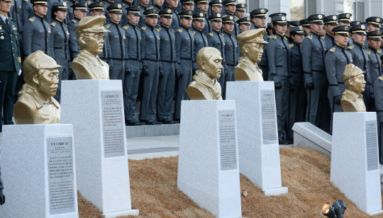 육군사관학교 충무관 중앙 현관 앞에서 설치된 홍범도 장군 등 독립군·광복군 흉상. 연합뉴스