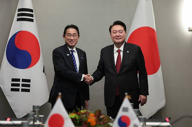 아시아태평양경제협력체(APEC) 정상회의 참석차 미국을 방문한 윤석열 대통령이 16일(현지시간) 샌프란시스코 한 호텔에서 열린 한일 정상회담에서 기시다 후미오 일본 총리와 악수하며 기념촬영을 하고 있다. [연합]