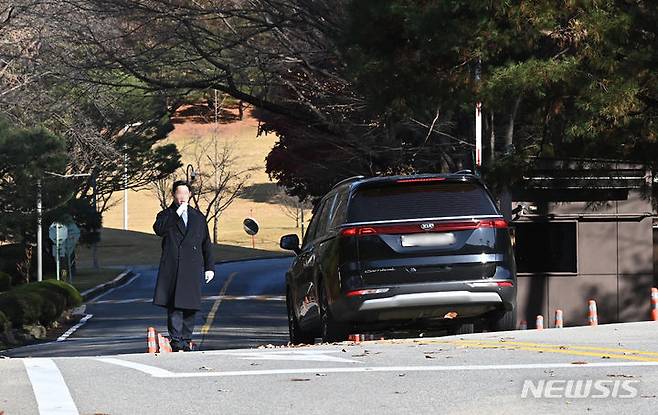 [용인=뉴시스] 김종택기자 = 삼성그룹 창업주 고(故) 이병철 선대회장의 36기 추도식이 열린 17일 경기도 용인시 호암미술관 인근 선영으로 차량이 들어가고 있다. 이병철 창업회장의 기일(11월19일)이 올해는 일요일이어서 추도식이 평일로 앞당겨 졌다. 이재용 삼성전자 회장은 이날 서울중앙지법에서 열린 '부당합병·회계부정' 1심 결심공판으로 추도식에 불참했다. 2023.11.17. jtk@newsis.com