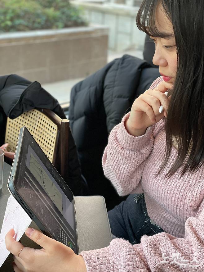 늠개 작가가 '고백어택' 마감 작업을 하고 있다. 김민수 기자