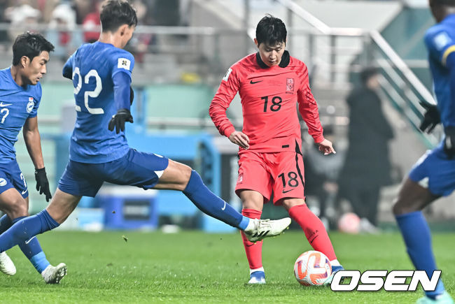 [OSEN=서울월드컵경기장, 박준형 기자] 위르겐 클린스만 감독이 이끄는 대한민국 축구 대표팀과 싱가포르의 2026 북중미 월드컵 아시아 2차 예선 C조 1차전이 16일 서울 마포구 서울월드컵경기장에서 열렸다.전반 이강인이 어시스트를 기록하고 있다.  2023.11.16 / soul1014@osen.co.kr