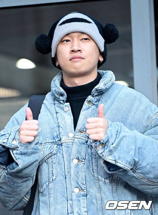 [OSEN=최규한 기자] 17일 오전 서울 여의도 KBS에서 ‘뮤직뱅크’ 녹화가 진행됐다.가수 크러쉬가 녹화에 들어서며 팬들과 취재진을 향해 포즈를 취하고 있다. 2023.11.17 / dreamer@osen.co.kr