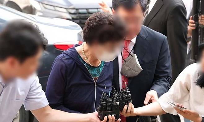 윤석열 대통령의 장모 최은순 씨(가운데)가 2023년 7월 21일 경기도 의정부시 가능동 의정부지방법원에서 통장 잔고증명 위조 등 혐의 관련 항소심 재판을 위해 법정으로 이동하는 모습. 연합뉴스