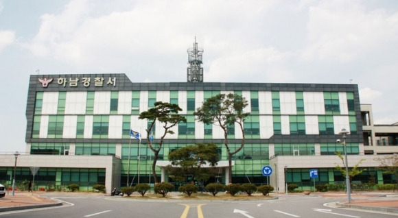 전남경찰청장을 지낸 전직 고위간부가 지난 15일 경기 하남시 검단산 중턱에서 숨진 채 발견돼 하남경찰서가 사인을 수사하고 있다. 이 간부는 광주지검 반부패강력수사부가 수사 중인 ‘사건브로커’ 비리 의혹에 연루된 혐의로 최근 입건됐던 것으로 전해졌다.  연합뉴스