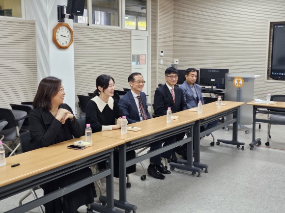 지난달 27일 명일초등학교 교문 교체 기념행사에 참석한 김혜지 의원(왼쪽 두 번째)