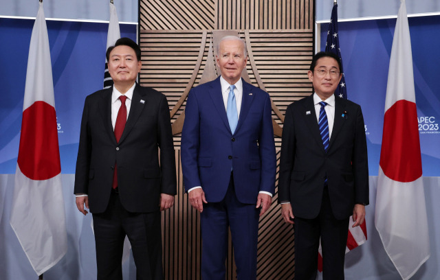 아시아태평양경제협력체(APEC) 정상회의 참석차 미국을 방문 중인 윤석열 대통령이 16일(현지시간) 미국 샌프란시스코 모스코니센터에서 열린 한미일 정상 회동에서 조 바이든 미국 대통령, 기시다 후미오 일본 총리와 기념촬영을 하고 있다. 샌프란시스코=연합뉴스