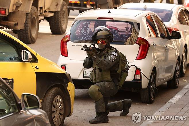 16일(현지시간) 팔레스타인 요르단강 서안에서 경계 중인 이스라엘군 [AFP=연합뉴스]