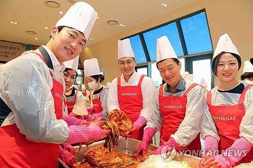 신세계 임직원, 창립 60주년 기념 김장 나눔 행사 [신세계백화점 제공. 재판매 및 DB금지] 오른쪽에서 두번째가 박주형 대표