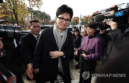 대구 방문한 한동훈 장관     (대구=연합뉴스) 윤관식 기자 = 한동훈 법무부 장관이 17일 대구 수성구 스마일센터를 방문하고 있다. 2023.11.17
    psik@yna.co.kr