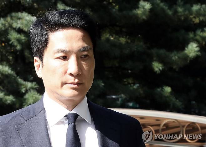 김용빈 대우조선해양건설 회장 , 영장실질심사 (서울=연합뉴스) 배재만 기자 = 27억원의 근로자 임금체불 혐의로 구속영장이 청구된 김용빈 대우조선해양건설 회장이 16일 오후 서울남부지법에서 영장실질심사를 받기 위해 입장하고 있다. 2023.10.16 scoop@yna.co.kr