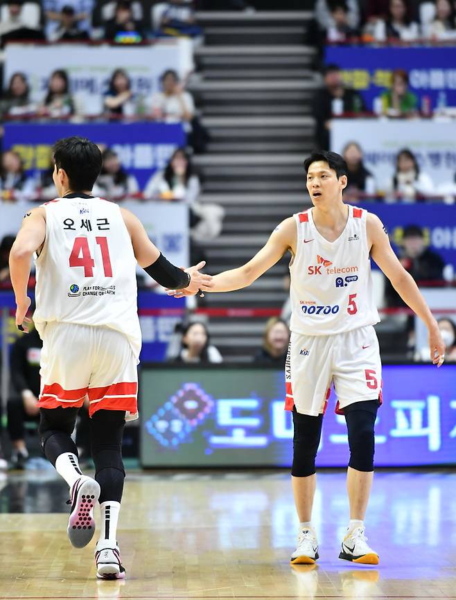 18일 수원 KT와의 경기에 출전한 김선형(오른쪽)과 오세근 사진=KBL