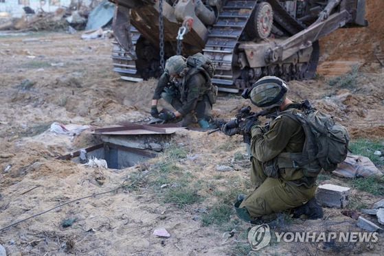 가자지구 지하터널 입구 조사하는 이스라엘군 〈사진=이스라엘군·연합뉴스〉