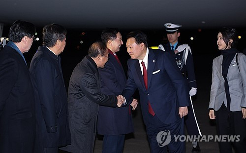 아시아태평양경제협력체(APEC) 정상회의 일정을 마친 윤석열 대통령과 김건희 여사가 오늘(18일) 성남 서울공항에 공군1호기 편으로 귀국해 마중 나온 국민의힘 김기현 대표, 윤재옥 원내대표, 김대기 대통령실 비서실장 등과 인사하고 있다. 〈사진=연합뉴스〉