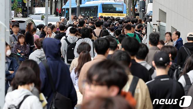 서울 마포구 홍익대학교에서 2024학년도 수시모집 논술고사를 마친 수험생들이 지난 10월7일 정문을 나서고 있다. /뉴스1 ⓒ News1 김성진 기자