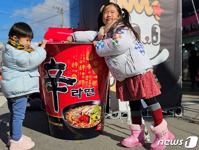 18일 경북 구미역전앞 도로에서 열린 '라면축제' 에서 어린이들이 라면 모형앞에서 기념사진을 찍고 있다. 오는 19일까지 3일간 열리는 라면축제는 '즐길라면 라면로드'(홍보 및 체험존), '쉴라면 힐링거리'(포토존 및 셀프 라면 식음존), '먹을라면 라면 테마광장'(이색라면 식음존), '빠질라면 라면 스테이지'(무대공연 프로그램) 등 4가지 테마로 구성된다. 2023.11.18/뉴스1 ⓒ News1 정우용 기자