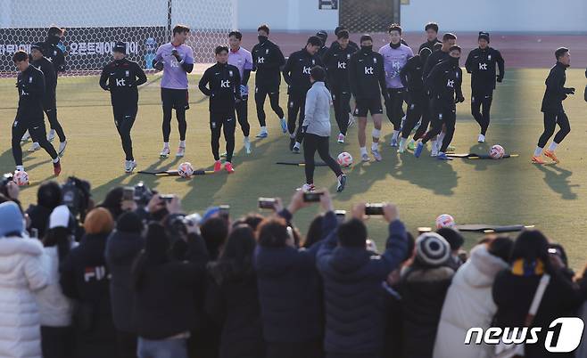 대한민국 축구대표팀이 18일 오후 서울 양천구 목동종합운동장에서 열린 오픈 트레이닝에서 훈련하고 있다. 대표팀은 오는 21일 선전유니버시아드스포츠센터에서 중국과 2차전 원정 경기를 치른다. 2023.11.18/뉴스1 ⓒ News1 김민지 기자