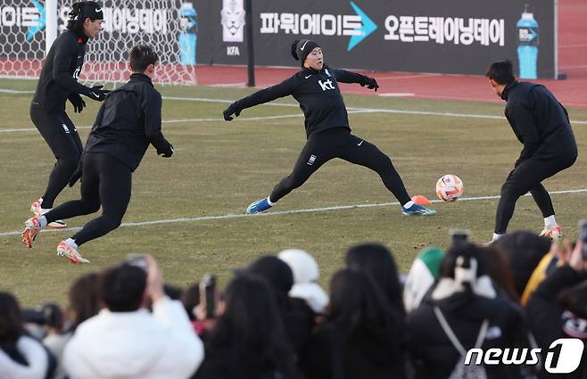 대한민국 축구대표팀 이강인 등 선수들이 18일 오후 서울 양천구 목동종합운동장에서 열린 오픈 트레이닝에서 훈련하고 있다. 2023.11.18/뉴스1 ⓒ News1 김민지 기자