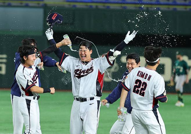 16일 일본 도쿄돔에서 열린 아시안프로야구챔피언십(APBC) 예선 1차전 대한민국과 호주의 경기. 10회말 무사 1,2루에서 노시환이 끝내기 안타를 친 뒤 환호하고 있다. 2023.11.16. 사진 | 도쿄=연합뉴스