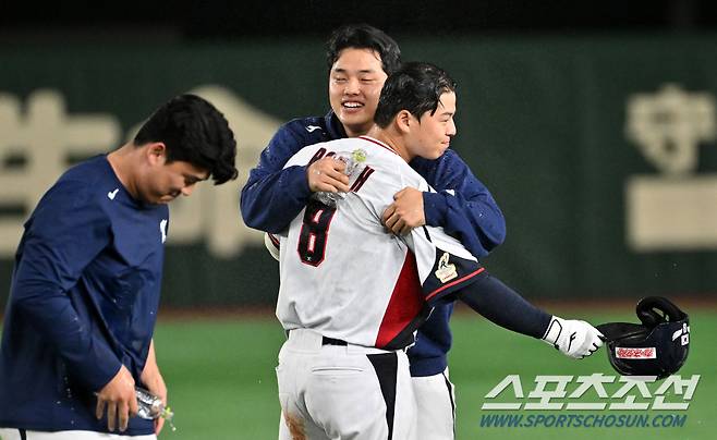 16일 일본 도쿄돔에서 열린 2023 아시아 프로야구 챔피언십(APBC) 한국과 호주의 경기. 연장 10회말 승부 치기 노시환이 끝내기 안타를 날린 뒤 환호하고 있다. 도쿄(일본)=박재만 기자pjm@sportschosun.com/2023.11.16/